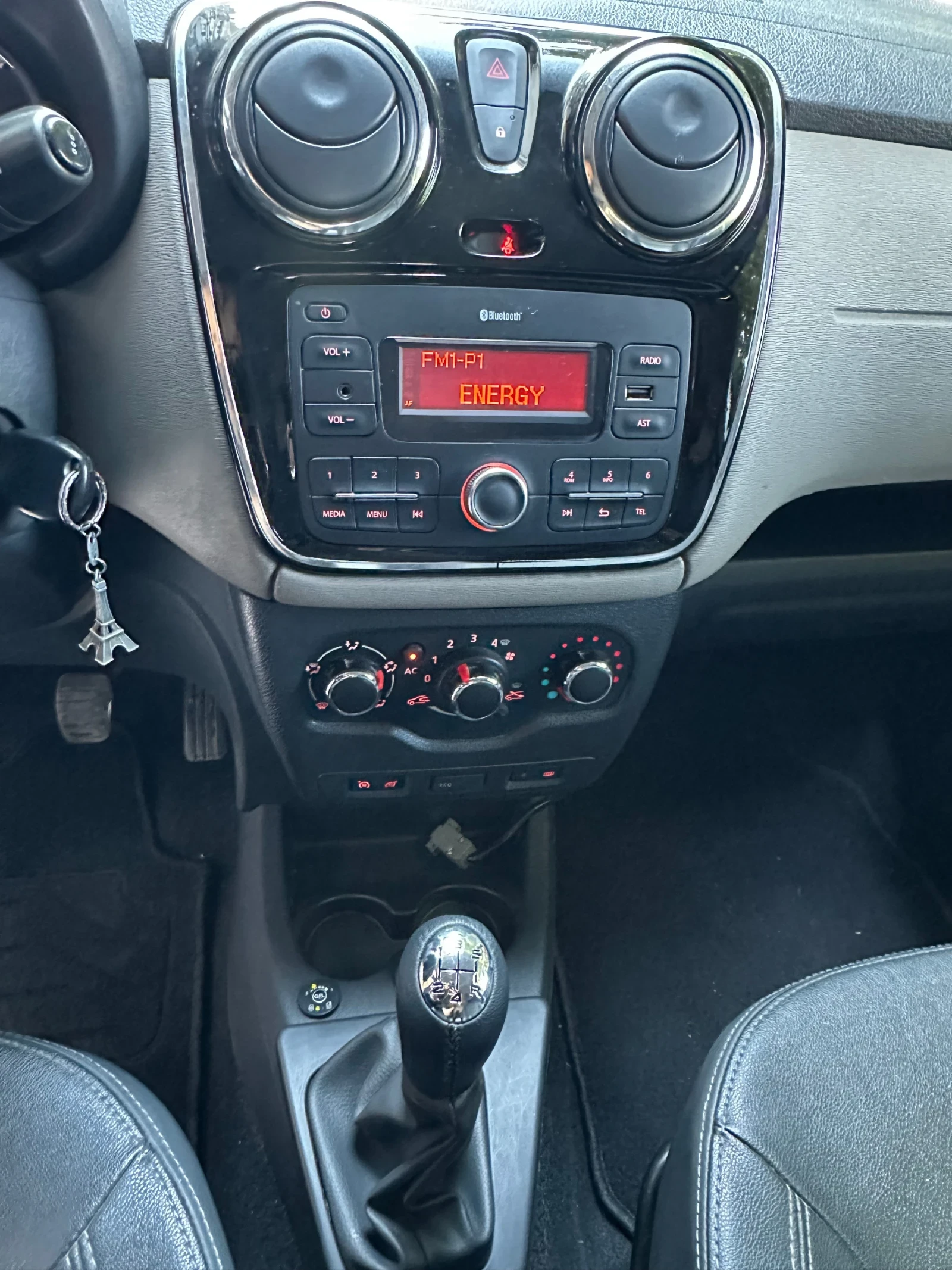 Dacia Lodgy 1.6i* Газ* Клима* Кожа, снимка 8 - Автомобили и джипове - 55065116