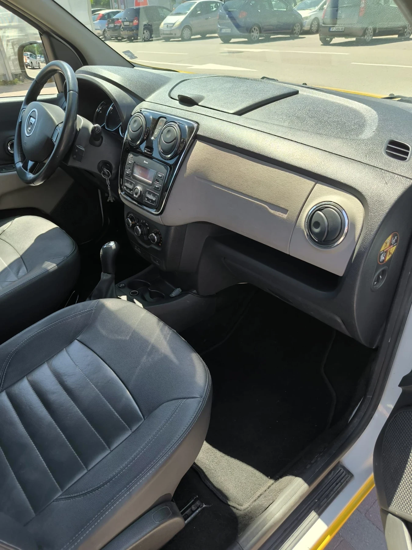 Dacia Lodgy 1.6i* Газ* Клима* Кожа, снимка 9 - Автомобили и джипове - 54974523