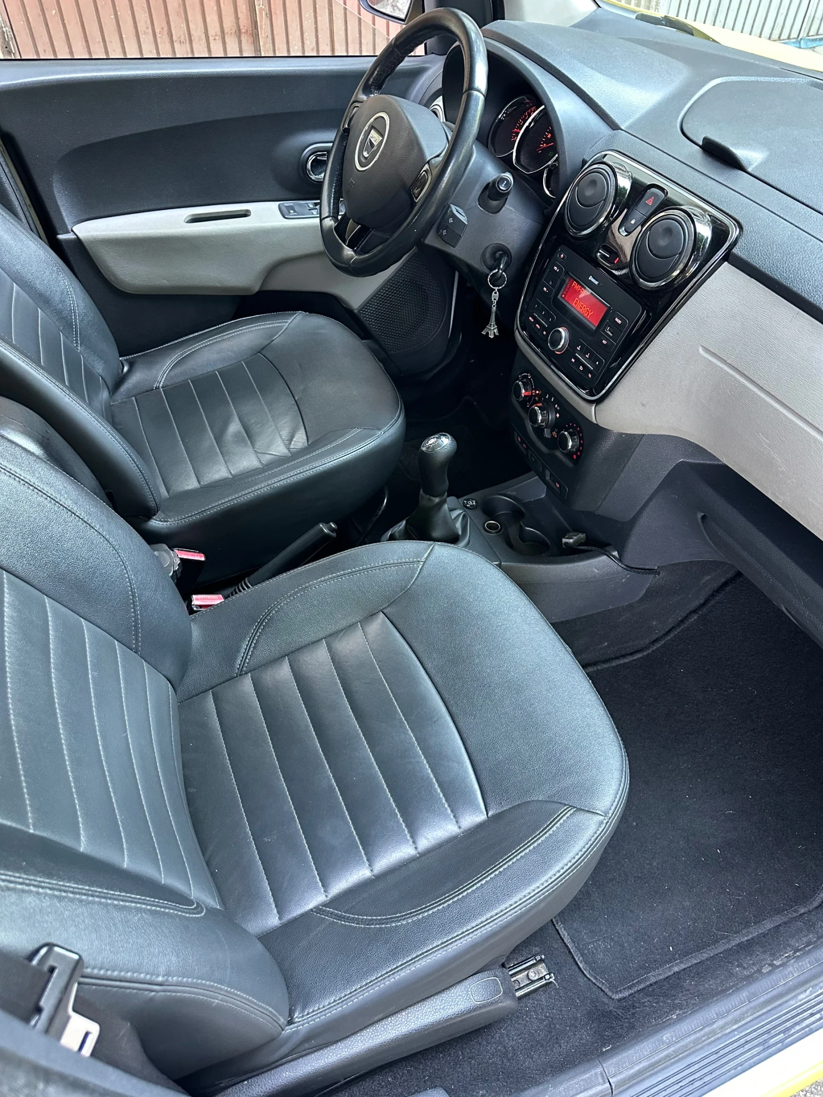 Dacia Lodgy 1.6i* Газ* Клима* Кожа, снимка 6 - Автомобили и джипове - 55065116