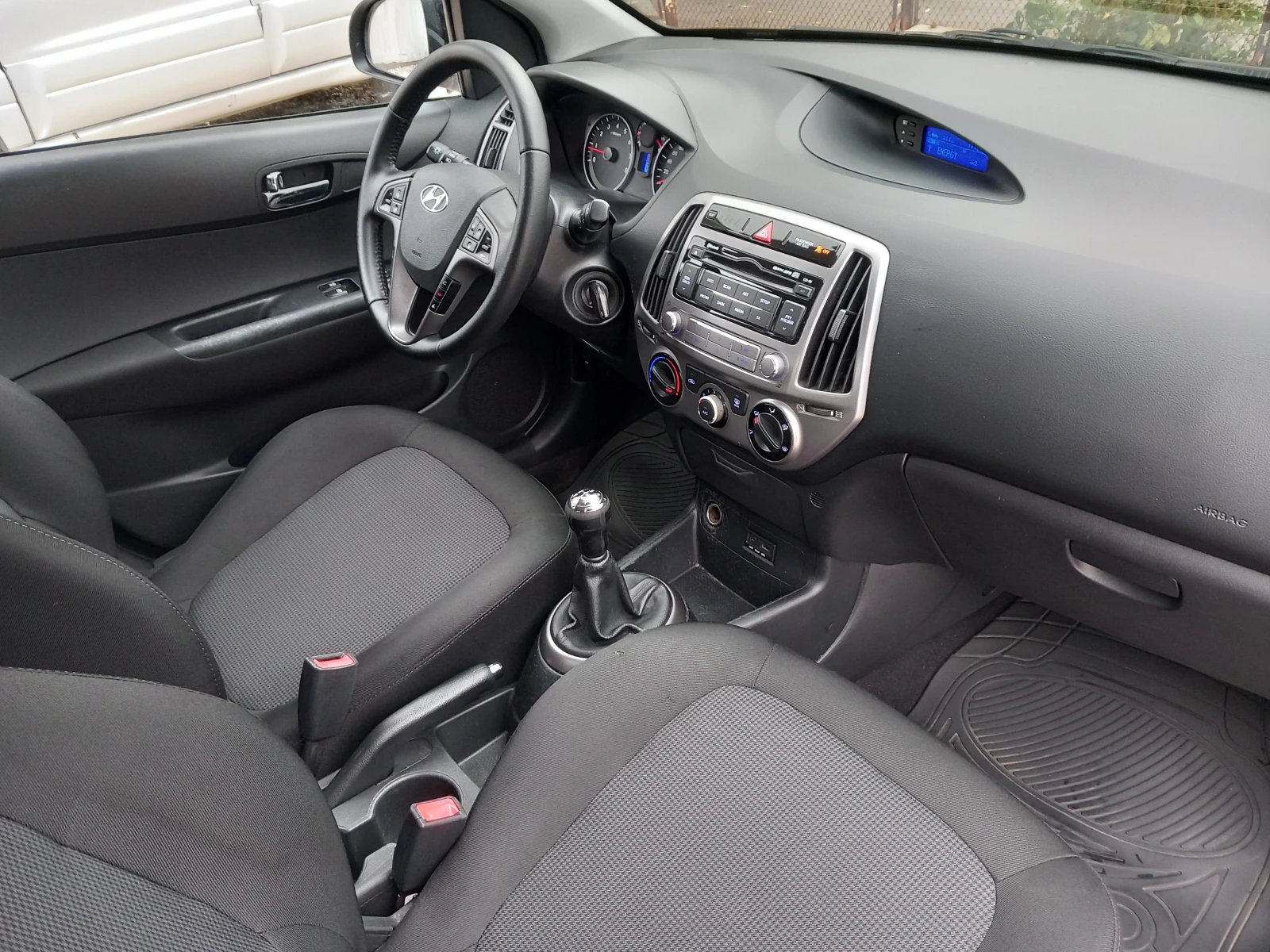 Hyundai I20 1.3i 2015г 86кс, снимка 11 - Автомобили и джипове - 56727929