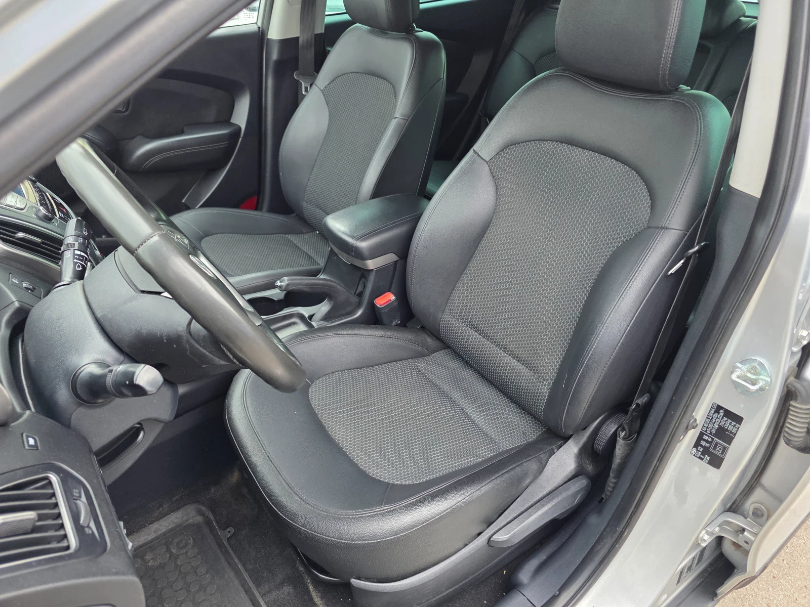 Hyundai IX35 2.0 CRDI 4x4 136k.c , снимка 11 - Автомобили и джипове - 54623394