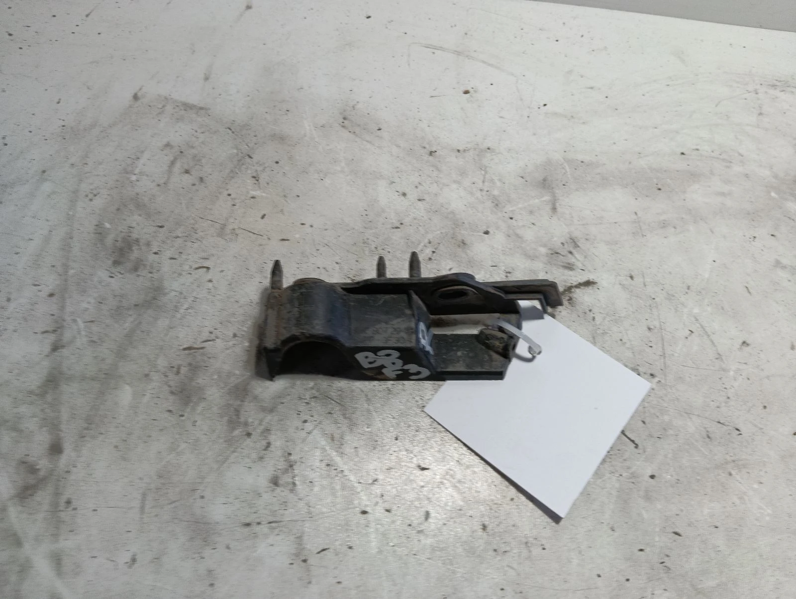 държач за предна броня (десен) 8K0807284H Audi A4