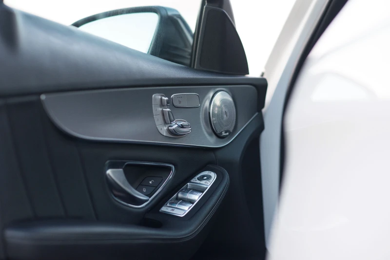 Mercedes-Benz C 220 4Matic AMG / Digital Cockpit, снимка 12 - Автомобили и джипове - 52965353