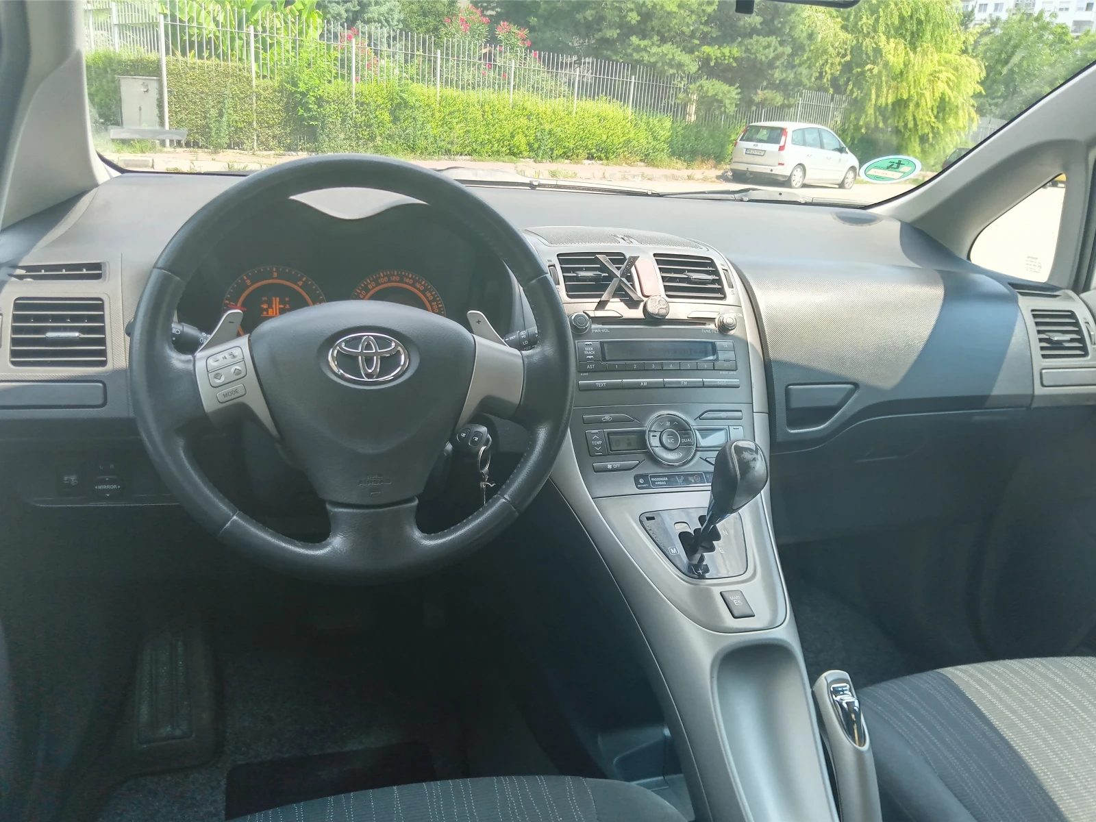 Toyota Auris 1.4D4D Automatic - изображение 8