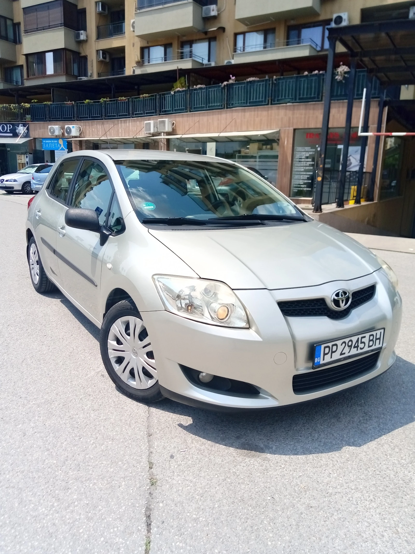 Toyota Auris 1.4D4D Automatic - изображение 2