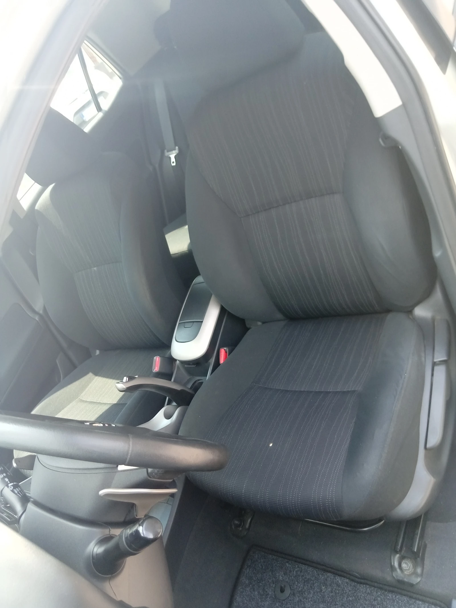 Toyota Auris 1.4D4D Automatic - изображение 10