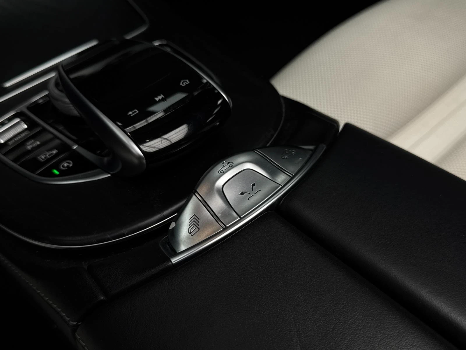 Mercedes-Benz E 220 d AMG Cabrio* Burmester* Обдухване* Camera - изображение 10