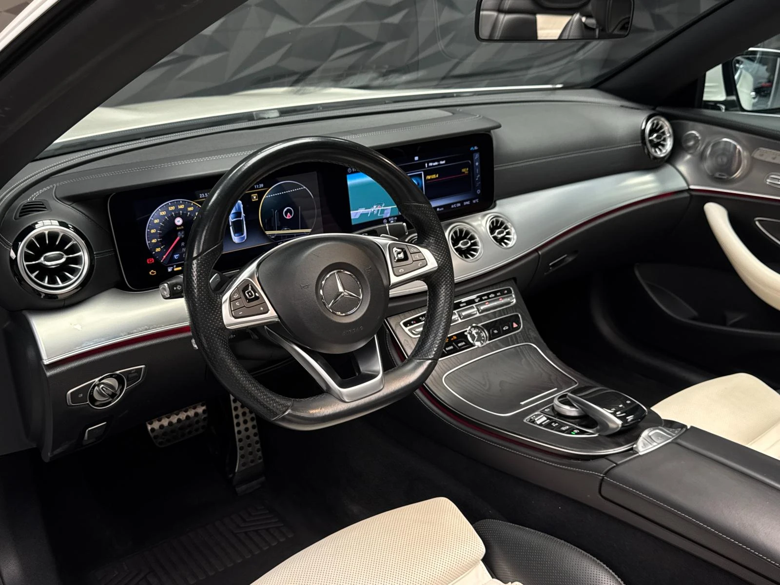 Mercedes-Benz E 220 d AMG Cabrio* Burmester* Обдухване* Camera - изображение 9