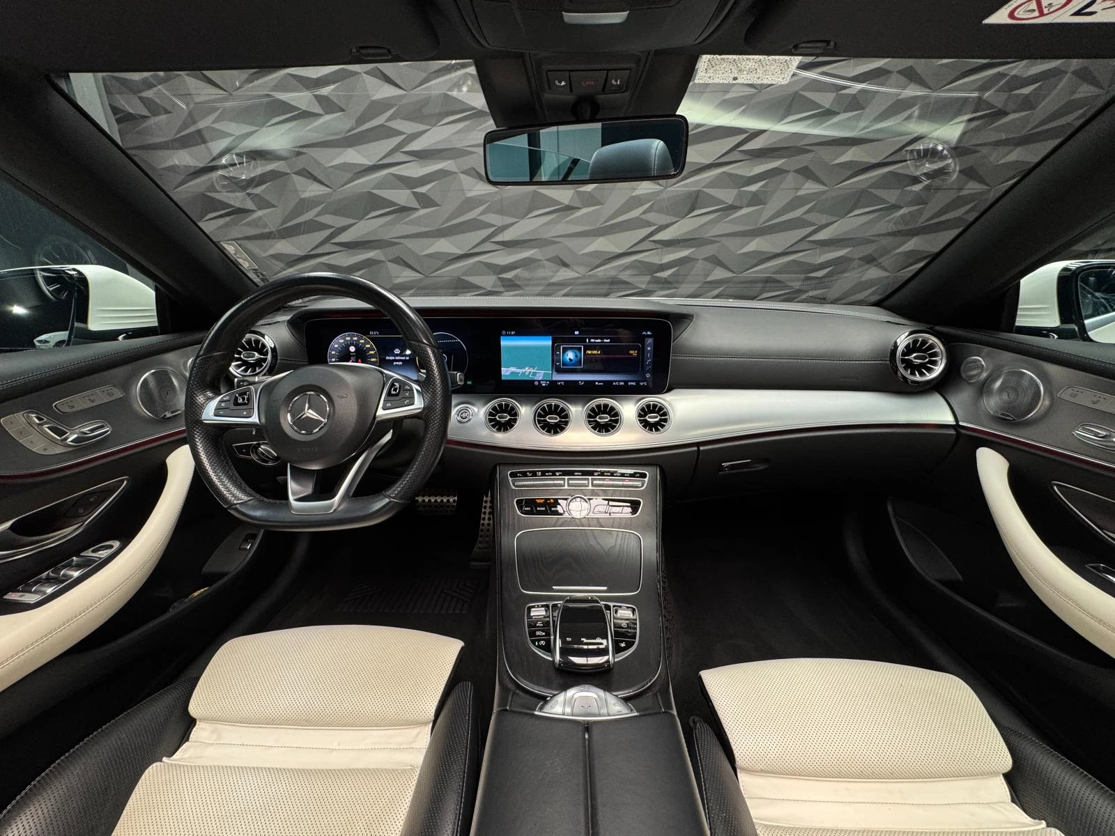 Mercedes-Benz E 220 d AMG Cabrio* Burmester* Обдухване* Camera - изображение 5