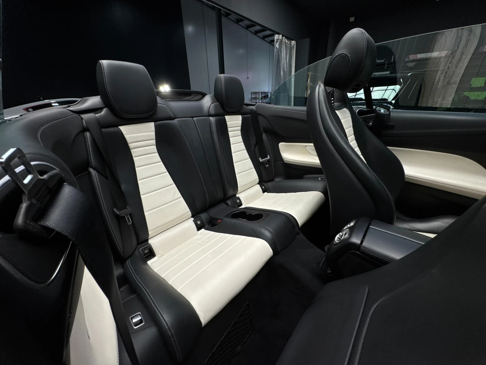 Mercedes-Benz E 220 d AMG Cabrio* Burmester* Обдухване* Camera - изображение 7