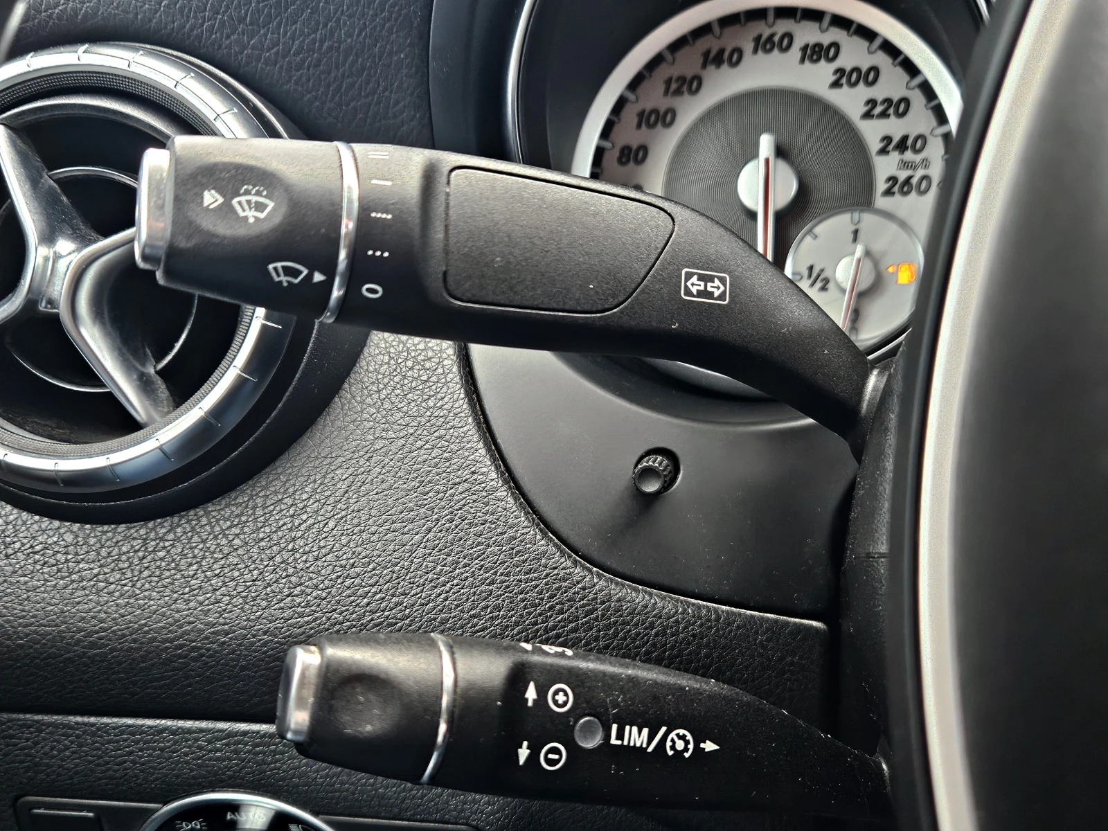 Mercedes-Benz CLA 220 AMG/CAMERA/AMBIENT/CAR PLAY/KEYLESS GO, снимка 13 - Автомобили и джипове - 54477390