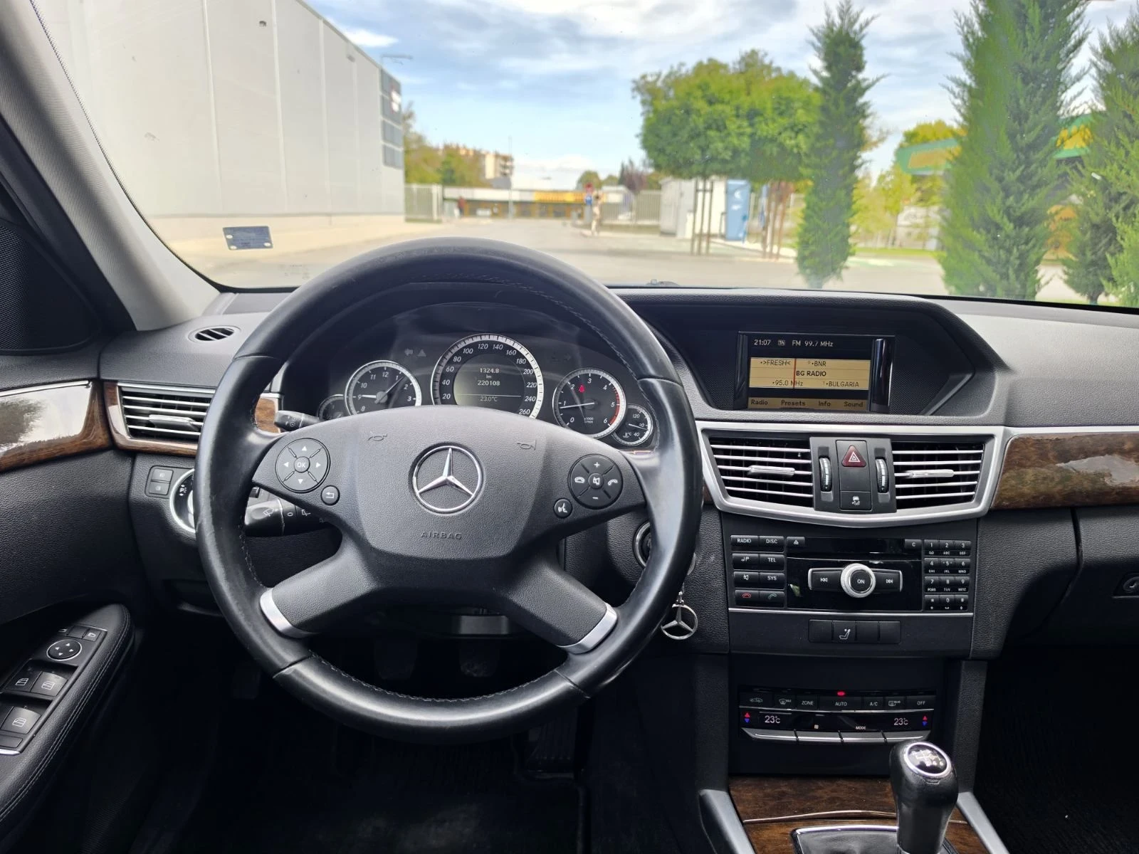 Mercedes-Benz E 250 Регистриран , снимка 16 - Автомобили и джипове - 56302950