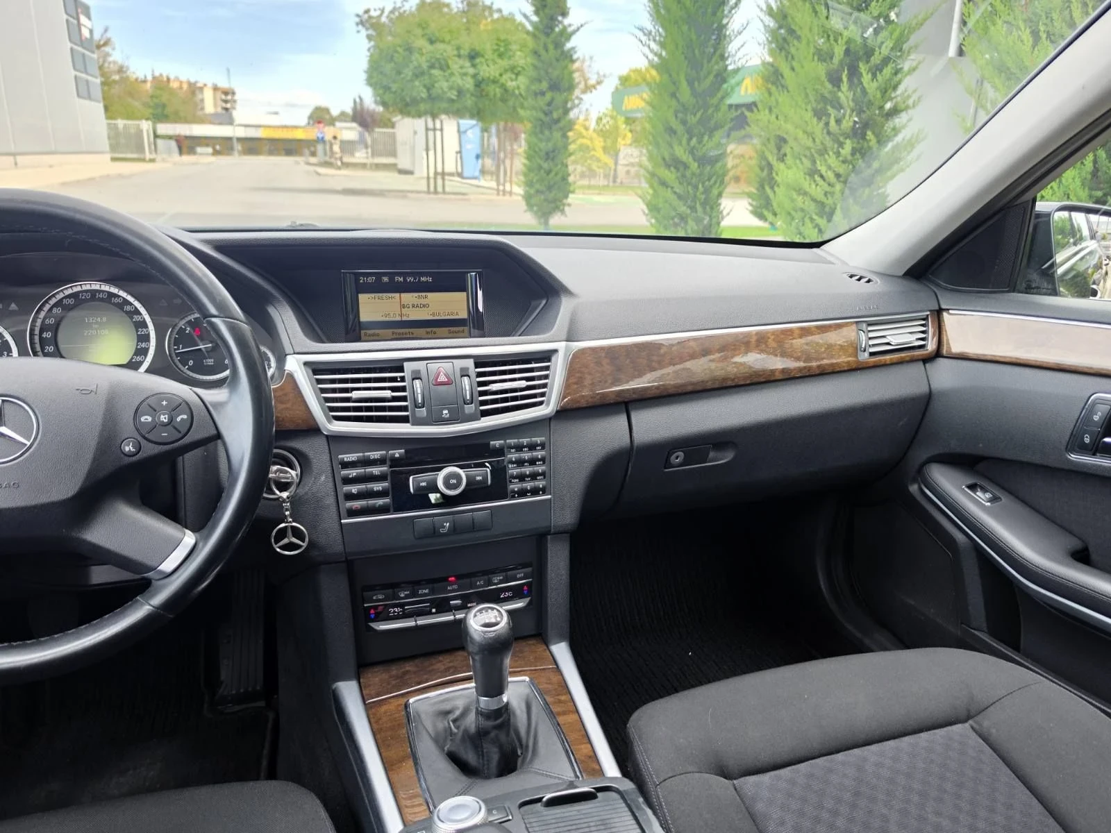 Mercedes-Benz E 250 Регистриран , снимка 10 - Автомобили и джипове - 56302950