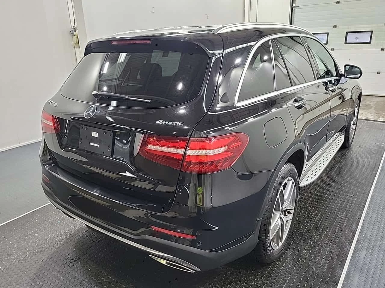 Mercedes-Benz GLC 300 * CARFAX * 2 КЛЮЧА * ПАНОРАМА * , снимка 3 - Автомобили и джипове - 54046783