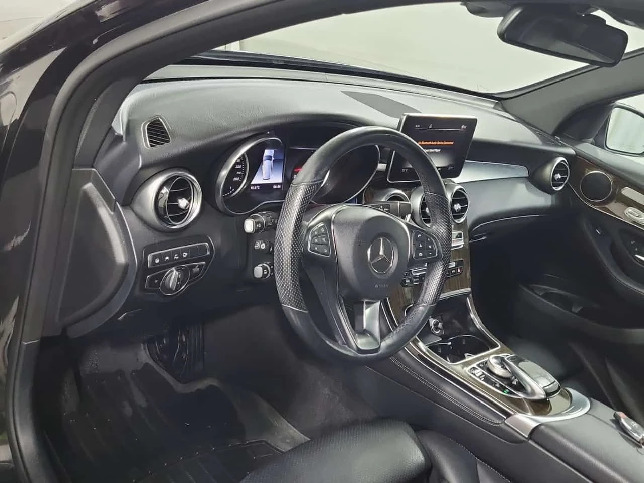 Mercedes-Benz GLC 300 * CARFAX * 2 КЛЮЧА * ПАНОРАМА * , снимка 13 - Автомобили и джипове - 54046783