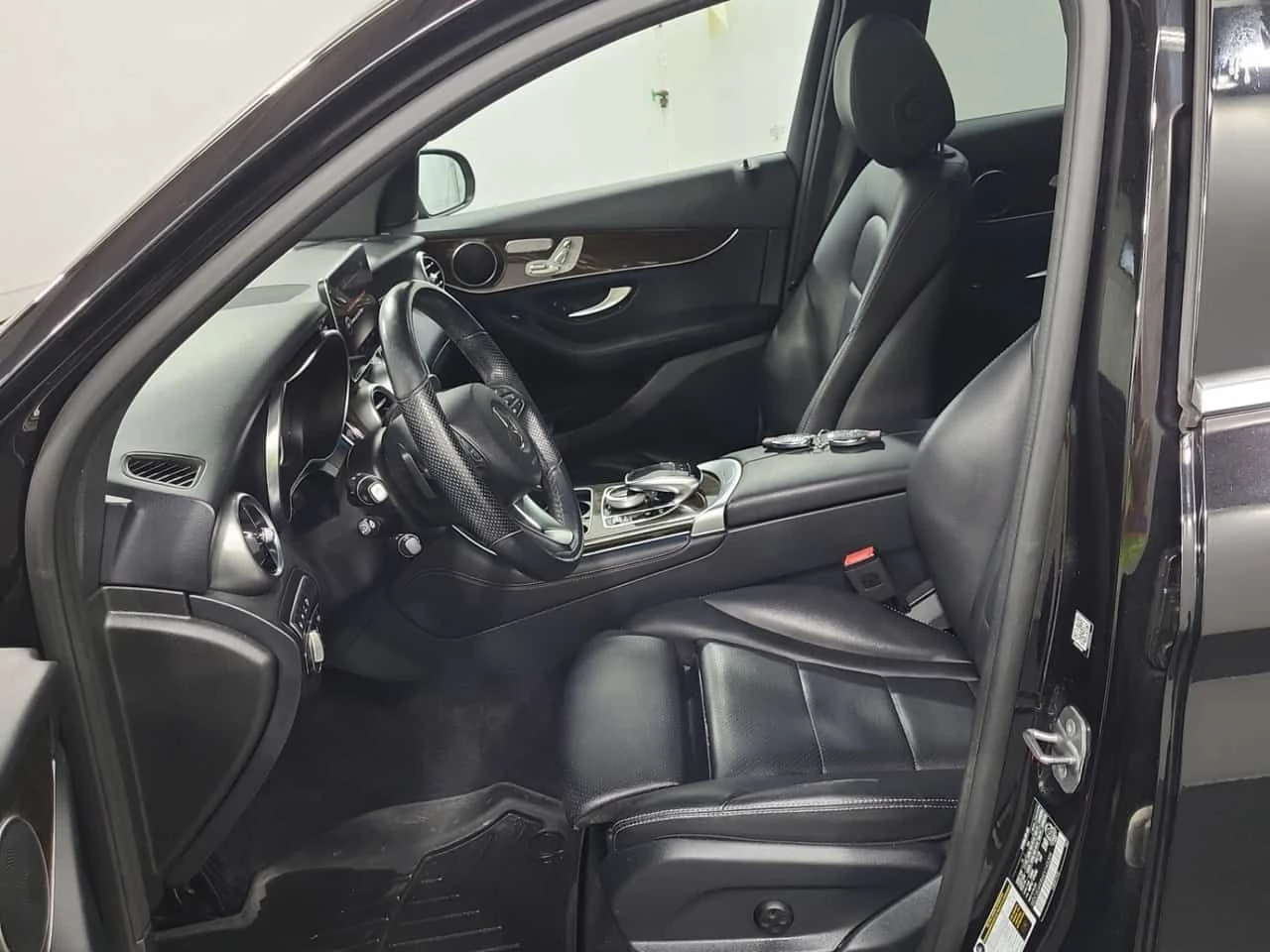 Mercedes-Benz GLC 300 * CARFAX * 2 КЛЮЧА * ПАНОРАМА * , снимка 11 - Автомобили и джипове - 54046783