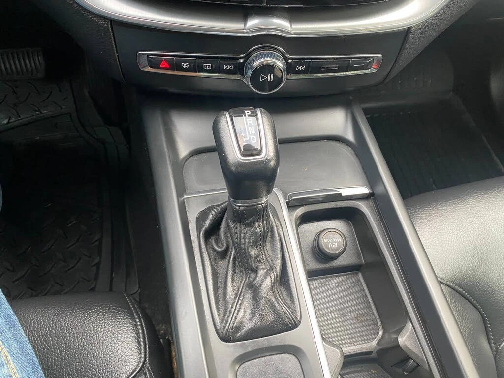 Volvo XC60 T5 MOMENTUM/PANO/LANE ASSIST/FULL DIGITAL/AWD, снимка 10 - Автомобили и джипове - 54519567