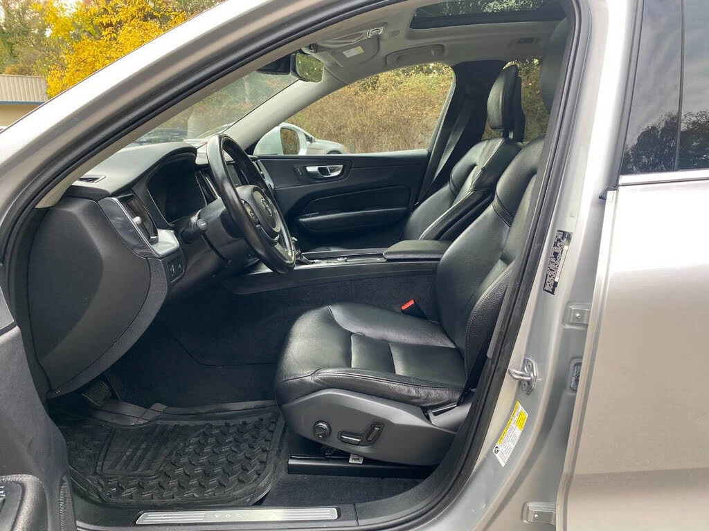 Volvo XC60 T5 MOMENTUM/PANO/LANE ASSIST/FULL DIGITAL/AWD, снимка 7 - Автомобили и джипове - 54519567