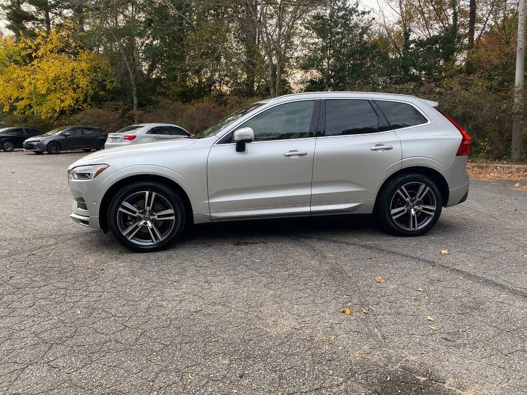 Volvo XC60 T5 MOMENTUM/PANO/LANE ASSIST/FULL DIGITAL/AWD, снимка 3 - Автомобили и джипове - 54519567