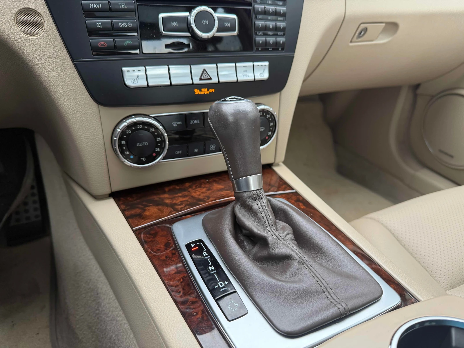 Mercedes-Benz C 350 4Matic * Подгрев * Панорама * Парктроници * , снимка 10 - Автомобили и джипове - 53918947