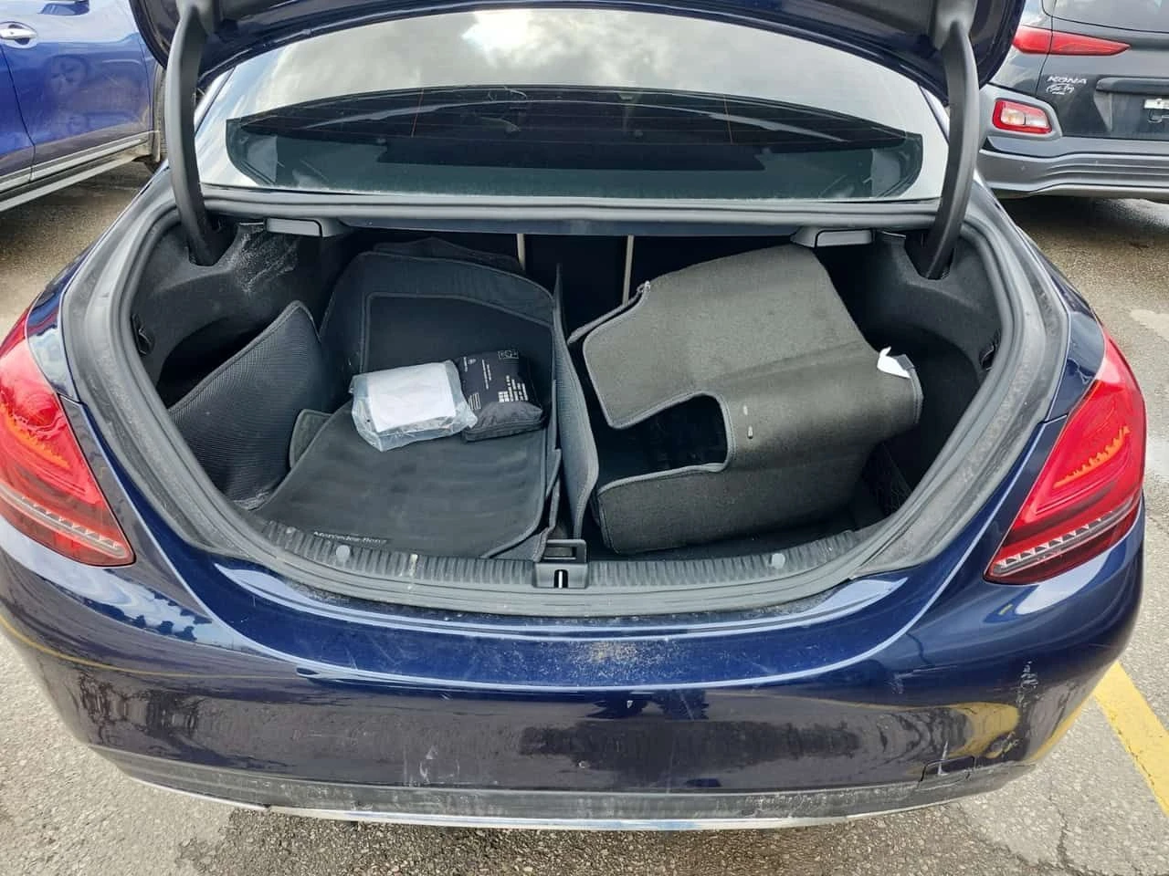 Mercedes-Benz C 300 * CARFAX * ПАНОРАМА * ПОДГРЕВИ * БЕЗ ИНЦИДЕНТИ * , снимка 13 - Автомобили и джипове - 54422839