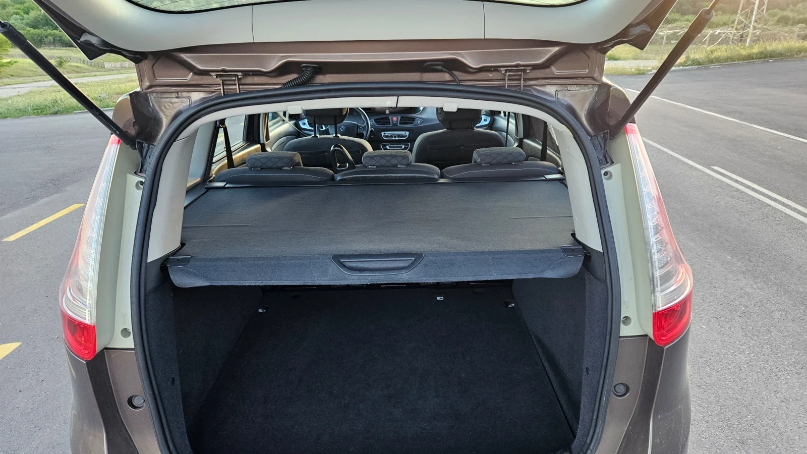 Renault Scenic 1.4 , снимка 9 - Автомобили и джипове - 54736537