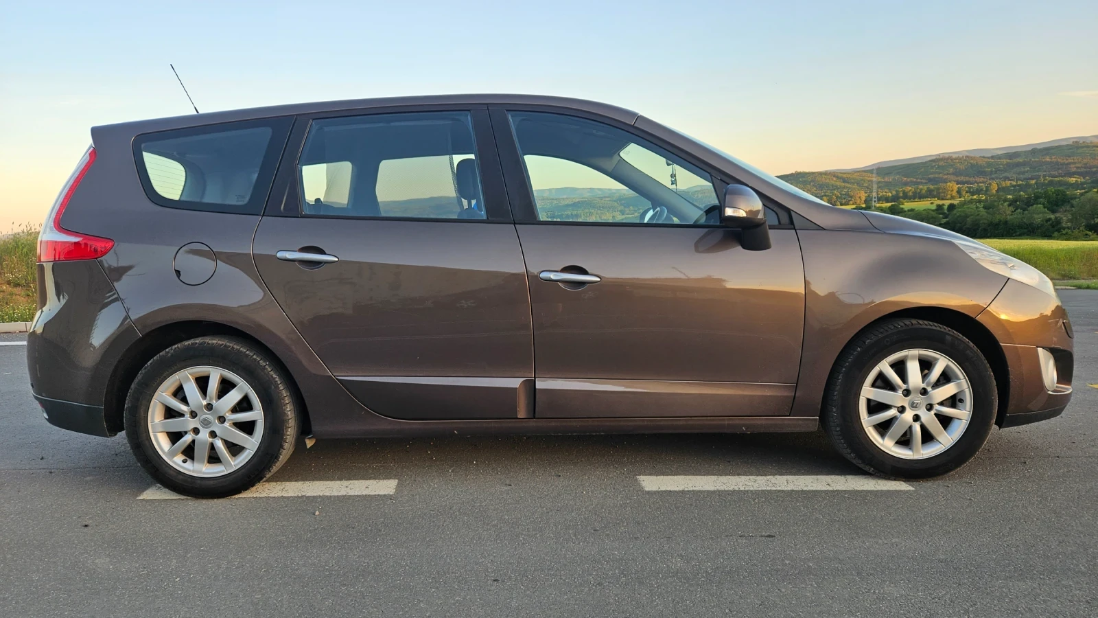 Renault Scenic 1.4 , снимка 6 - Автомобили и джипове - 54736537