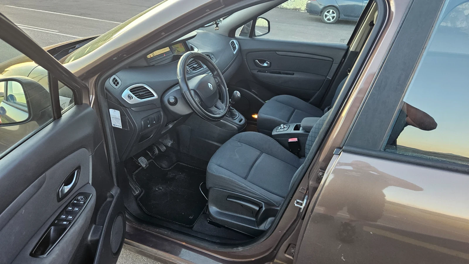 Renault Scenic 1.4 , снимка 14 - Автомобили и джипове - 54736537