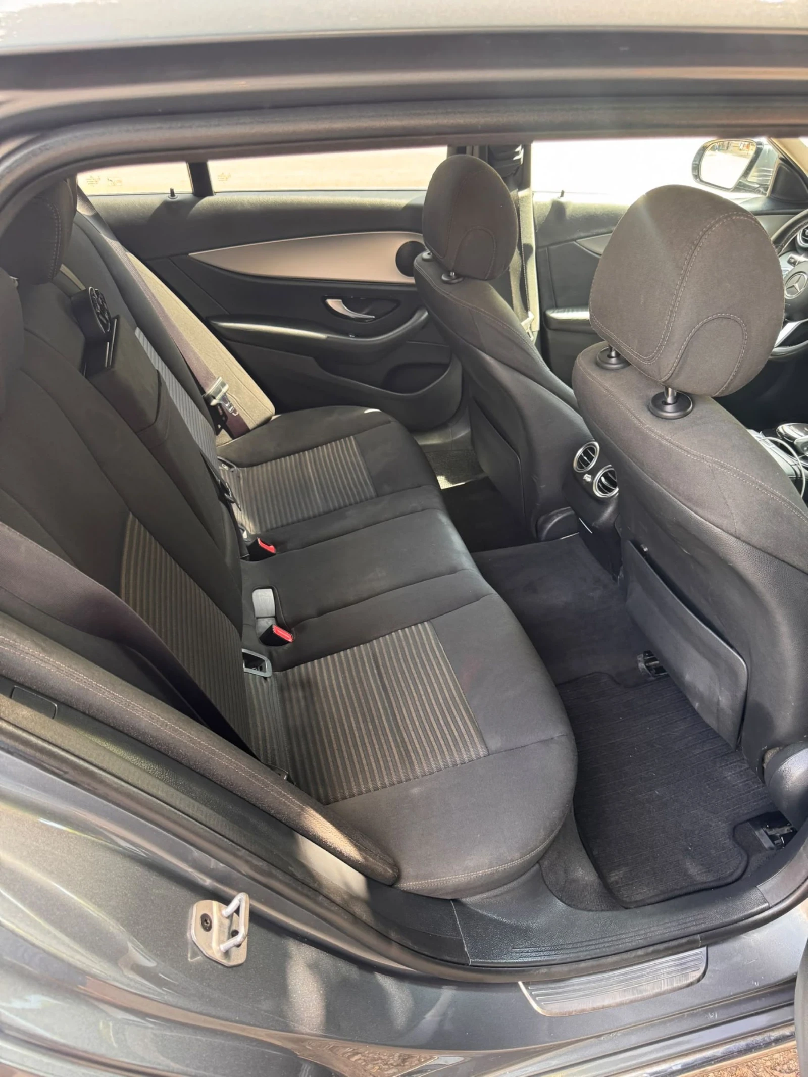 Mercedes-Benz E 220, снимка 8 - Автомобили и джипове - 55446924