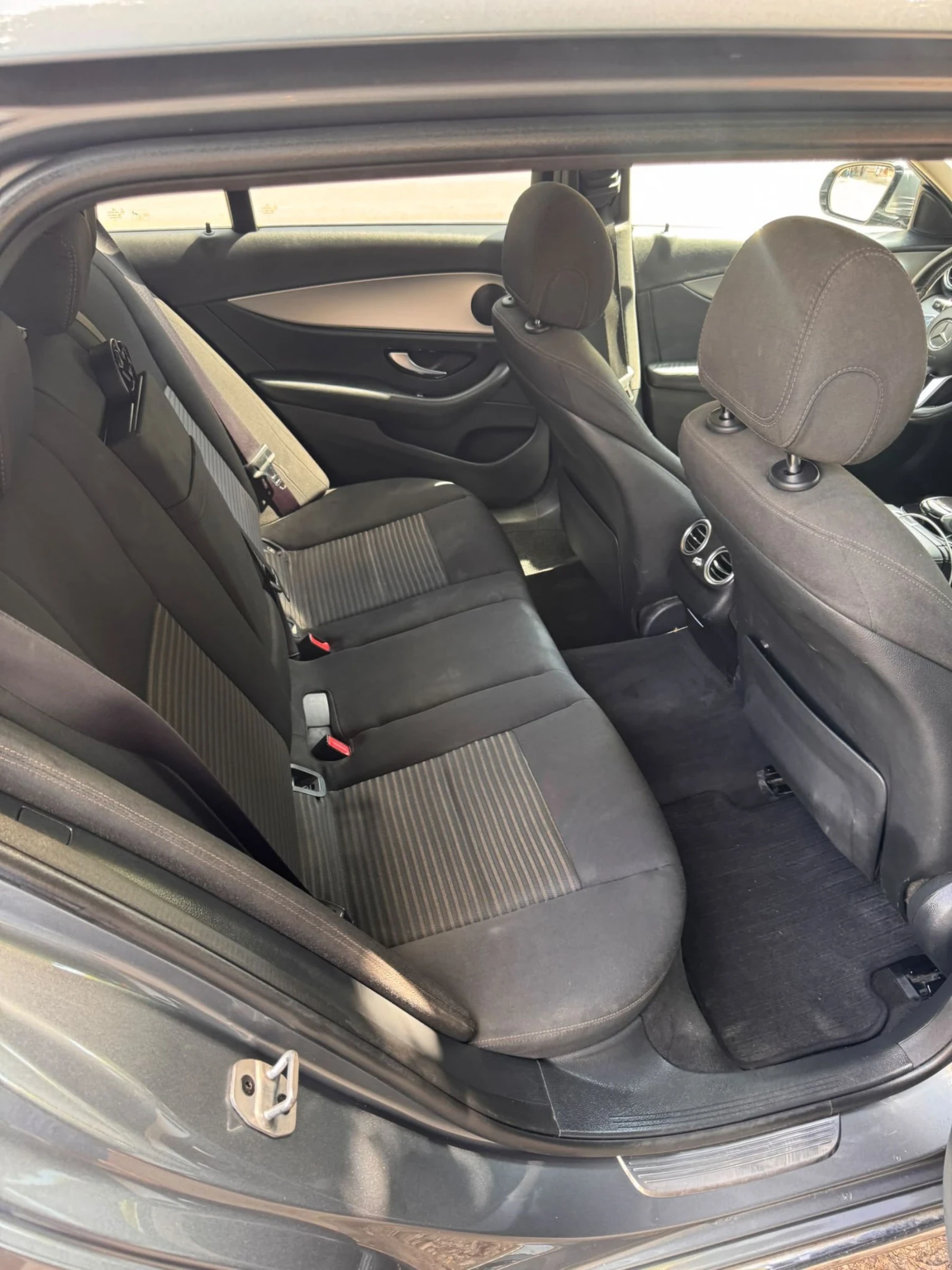 Mercedes-Benz E 220, снимка 5 - Автомобили и джипове - 55446924