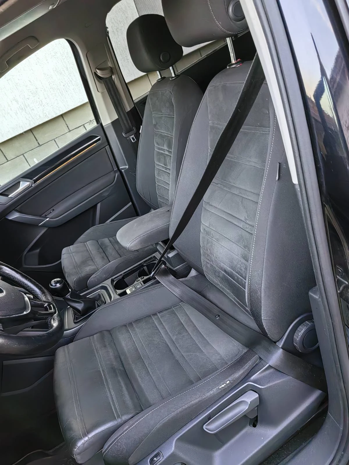 VW Touran 1.6 TDI, снимка 11 - Автомобили и джипове - 56006104