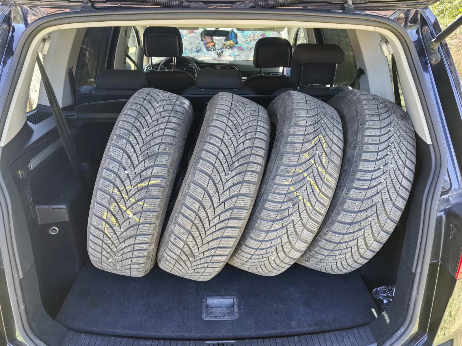 VW Touran 1.6 TDI, снимка 15 - Автомобили и джипове - 56006104
