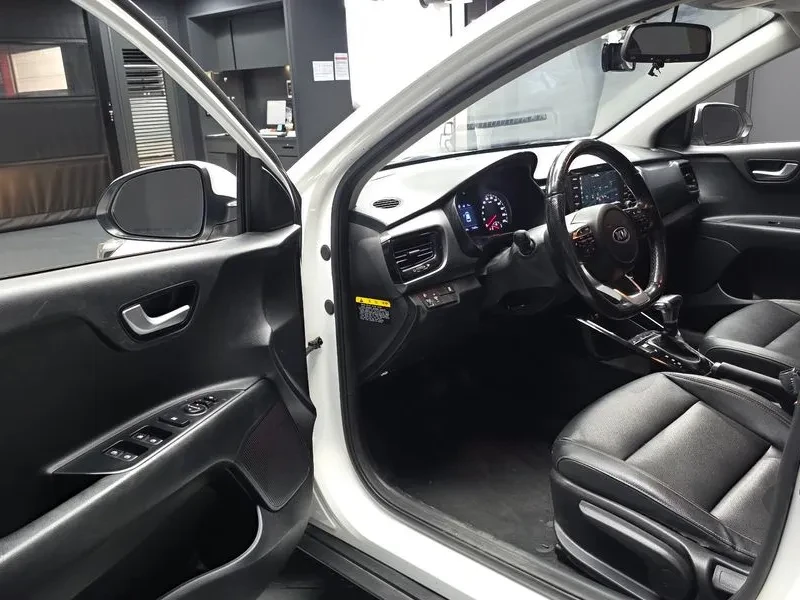 Kia Stonic Diesel 1.6 Deluxe, снимка 10 - Автомобили и джипове - 56698912
