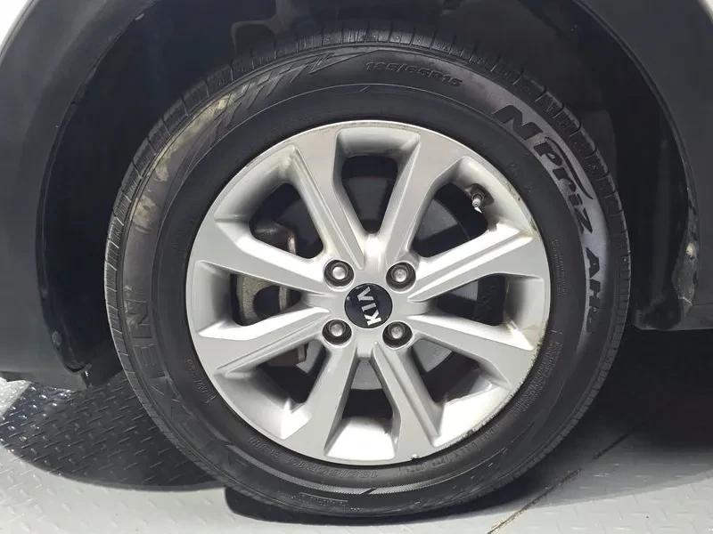 Kia Stonic Diesel 1.6 Deluxe, снимка 5 - Автомобили и джипове - 56698912