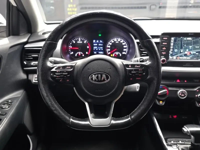 Kia Stonic Diesel 1.6 Deluxe, снимка 13 - Автомобили и джипове - 56698912