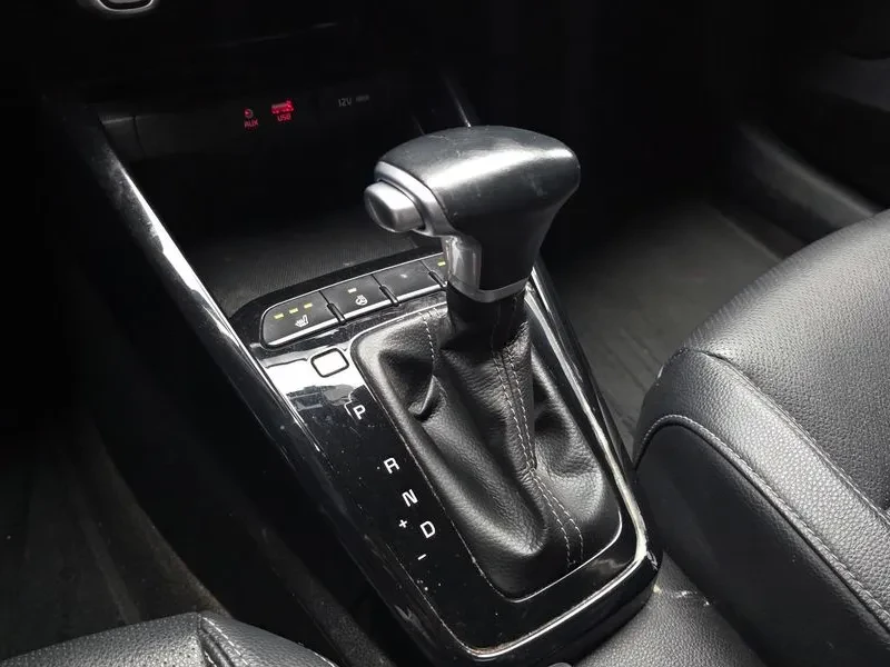 Kia Stonic Diesel 1.6 Deluxe, снимка 9 - Автомобили и джипове - 56698912