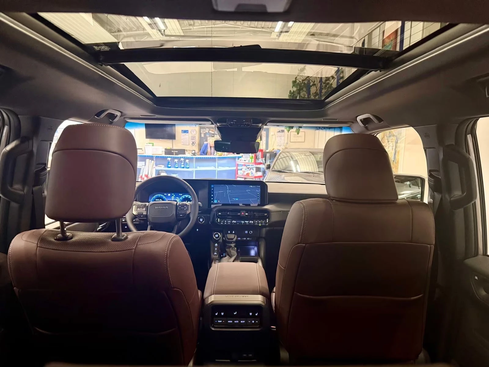 Toyota Land cruiser НОВ!/LC250/205HP/LOUNGE/PANO/360/HUD/JBL/MEMO/206q, снимка 12 - Автомобили и джипове - 54294407