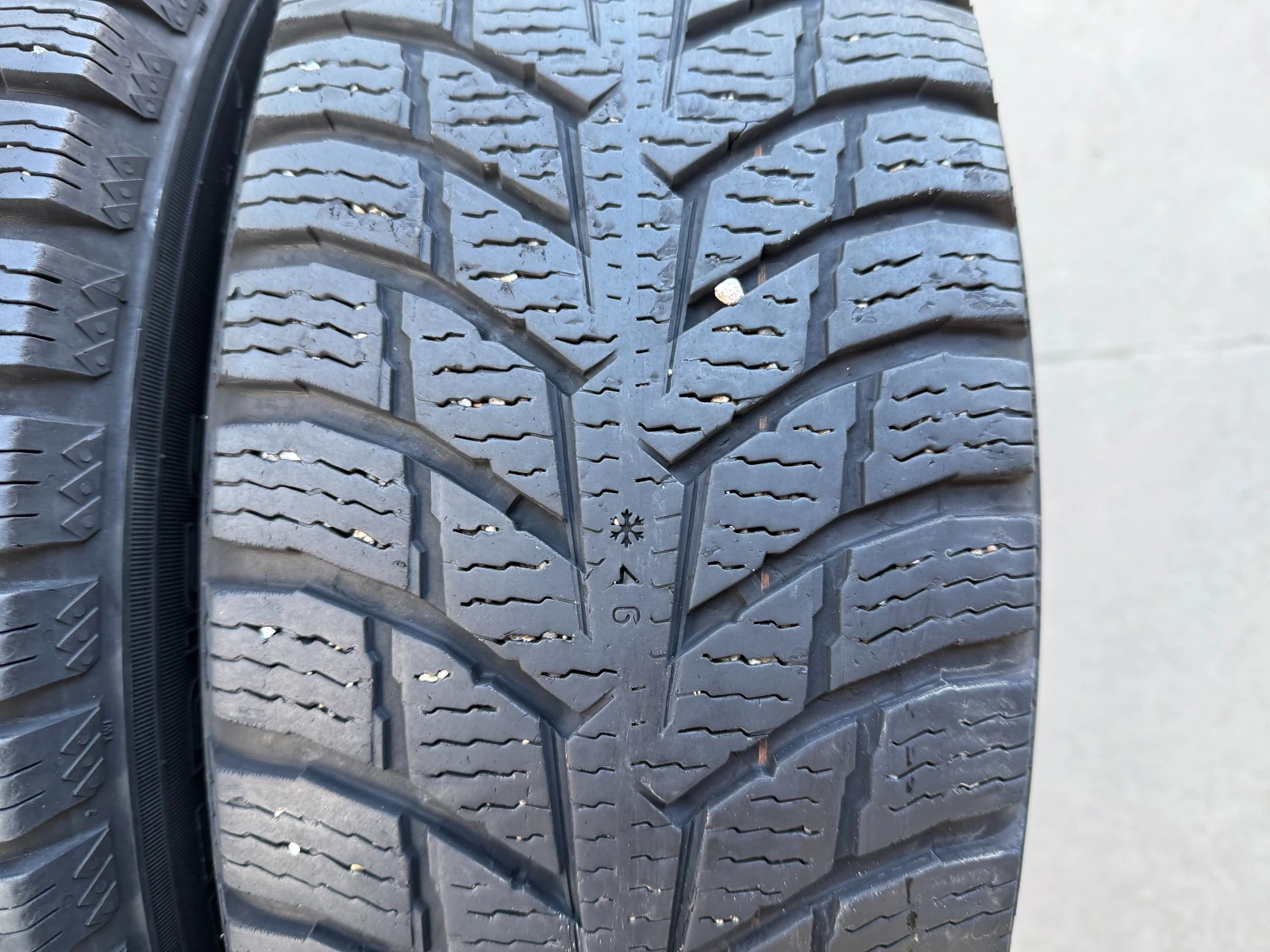 Гуми Зимни 205/65R16, снимка 3 - Гуми и джанти - 53838211