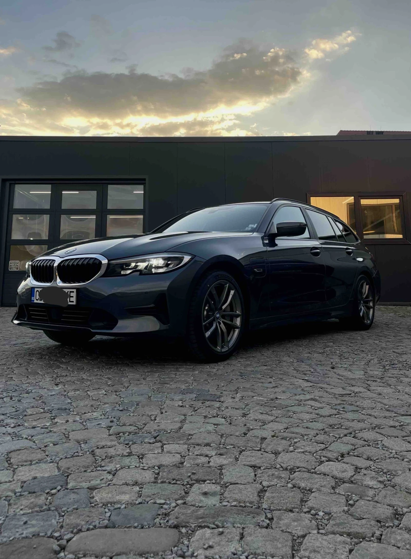 BMW 330 e В Гаранция до 2028, снимка 1