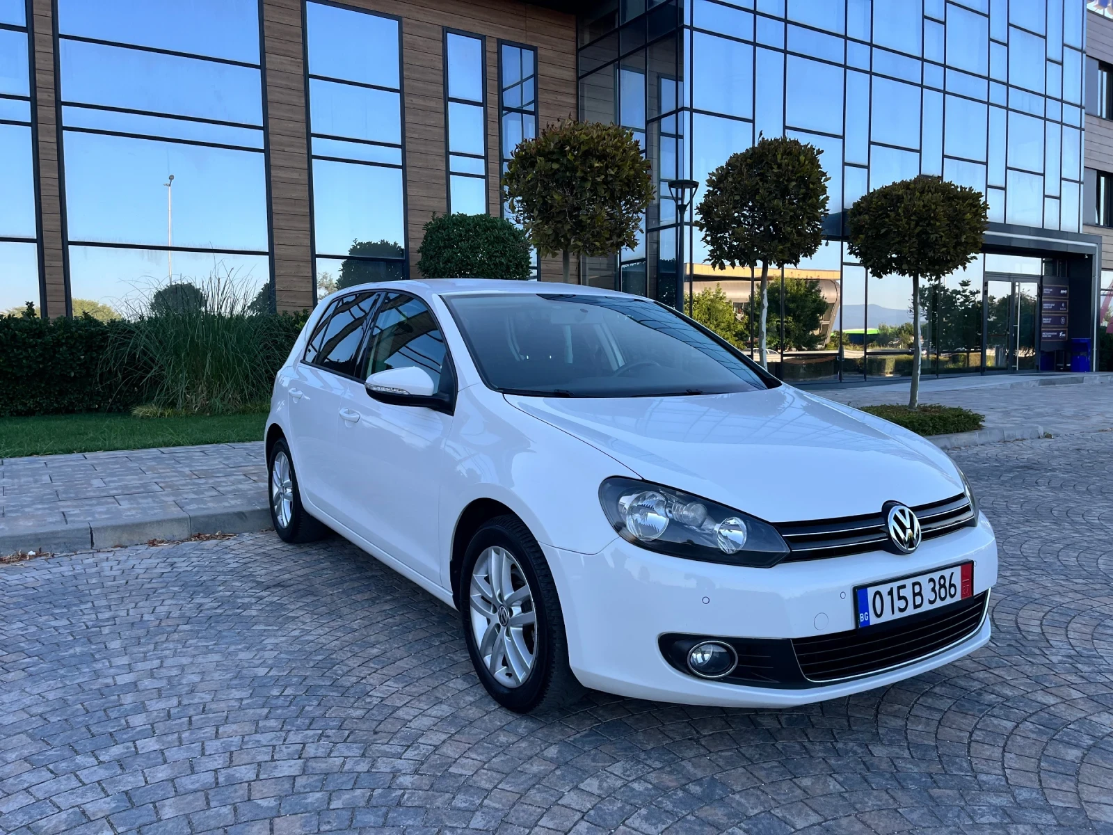 VW Golf 1.6TDi High Line Автоматик Уникат!!!, снимка 2 - Автомобили и джипове - 55693179