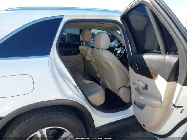 Mercedes-Benz GLC 300 * 4MATIC* KEYLESS* ПОДГРЕВ* ПАНО* , снимка 11 - Автомобили и джипове - 54032508