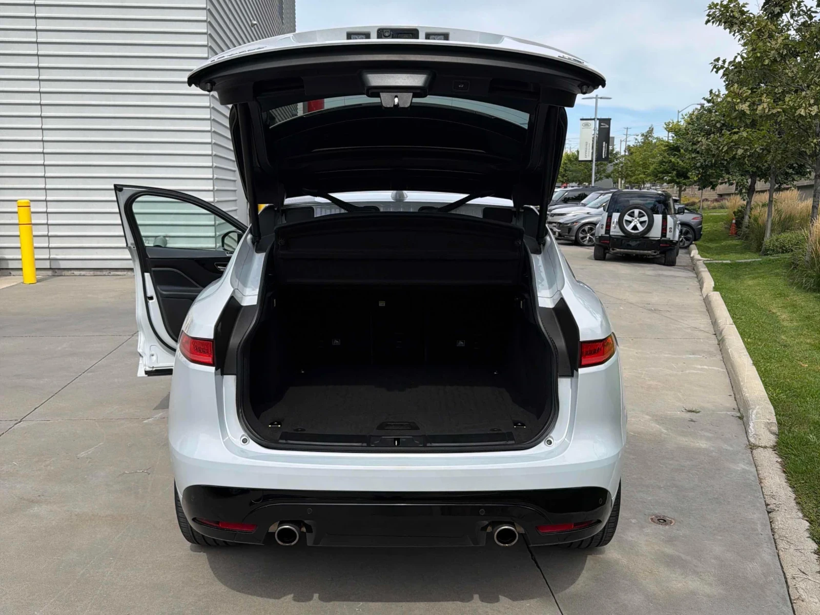 Jaguar F-PACE S* Pano* HUD* Back cam* Meridian* Подгрев* , снимка 15 - Автомобили и джипове - 56119946