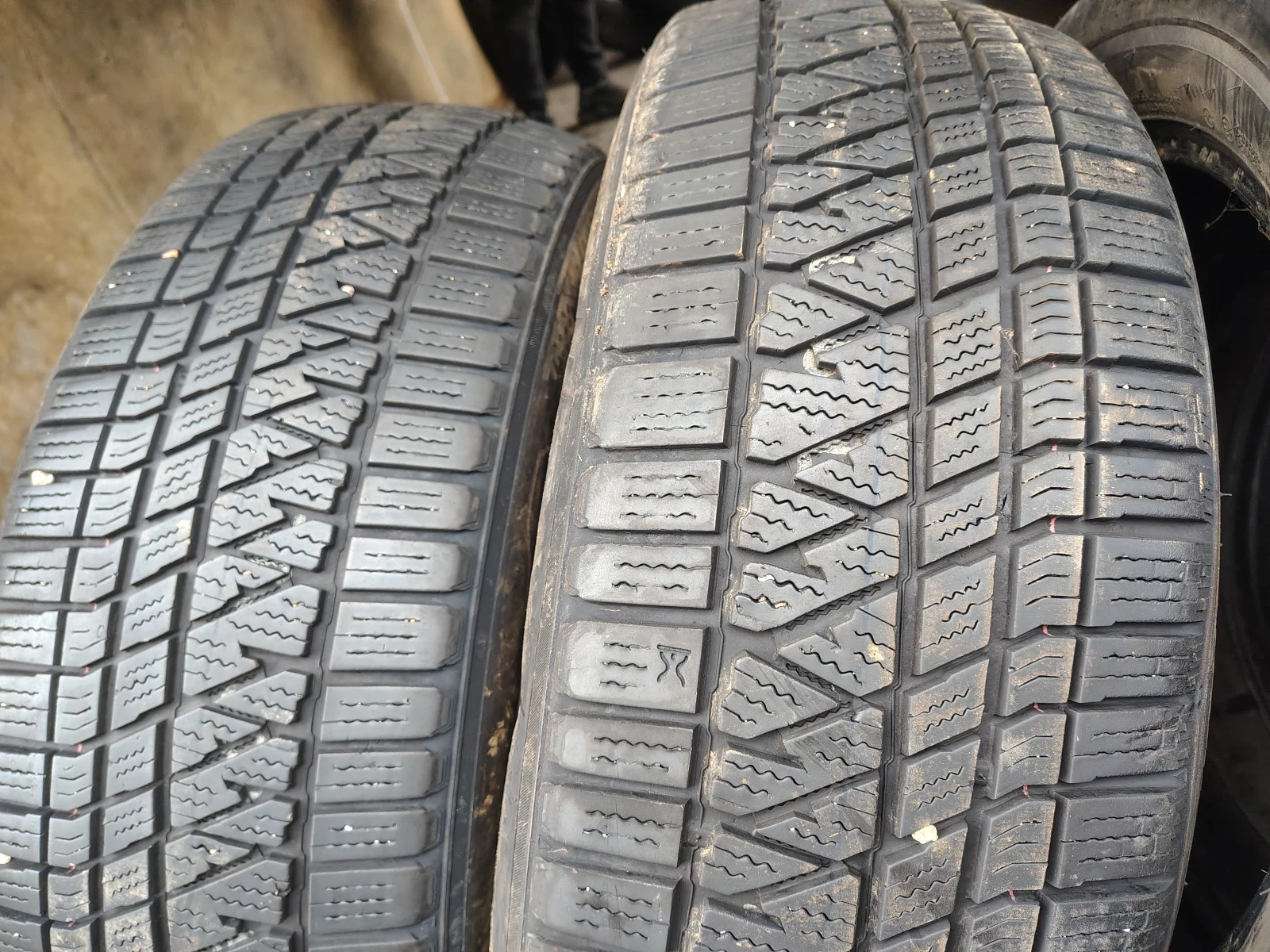 Гуми Зимни 235/65R18, снимка 2 - Гуми и джанти - 54091365