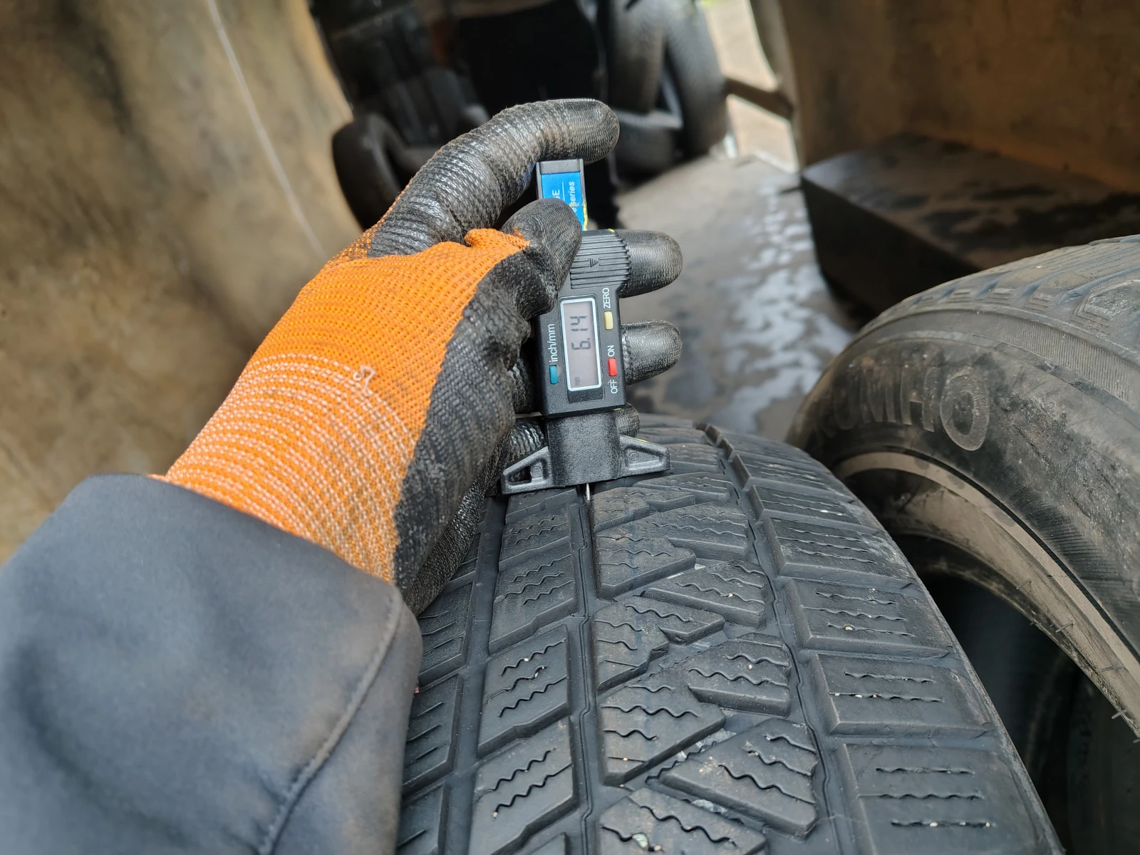 Гуми Зимни 235/65R18, снимка 4 - Гуми и джанти - 54091365