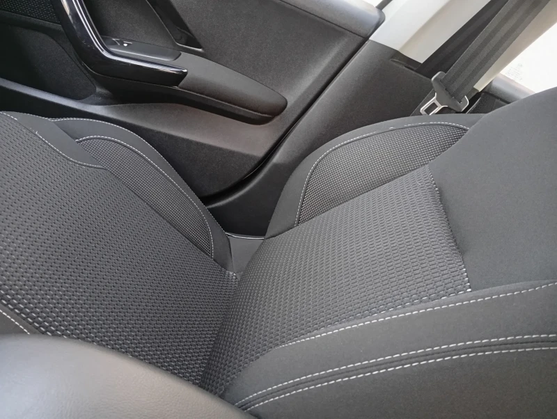 Peugeot 208, снимка 13 - Автомобили и джипове - 52158397