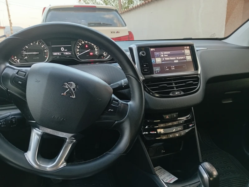 Peugeot 208, снимка 12 - Автомобили и джипове - 52158397