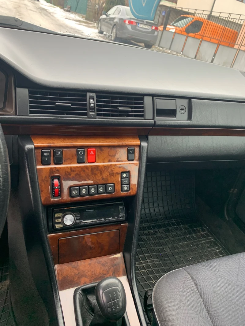 Mercedes-Benz 124 E200 gaz klima, снимка 8 - Автомобили и джипове - 53089655