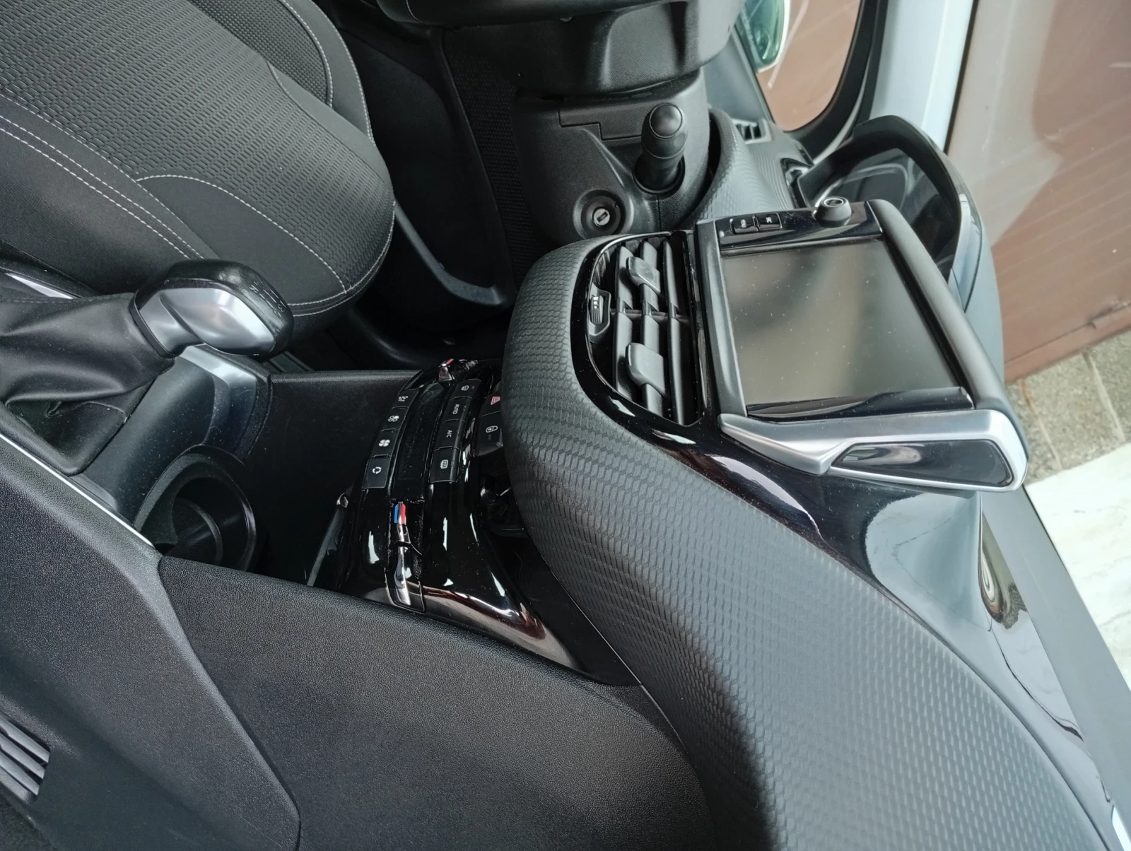 Peugeot 208  - изображение 8