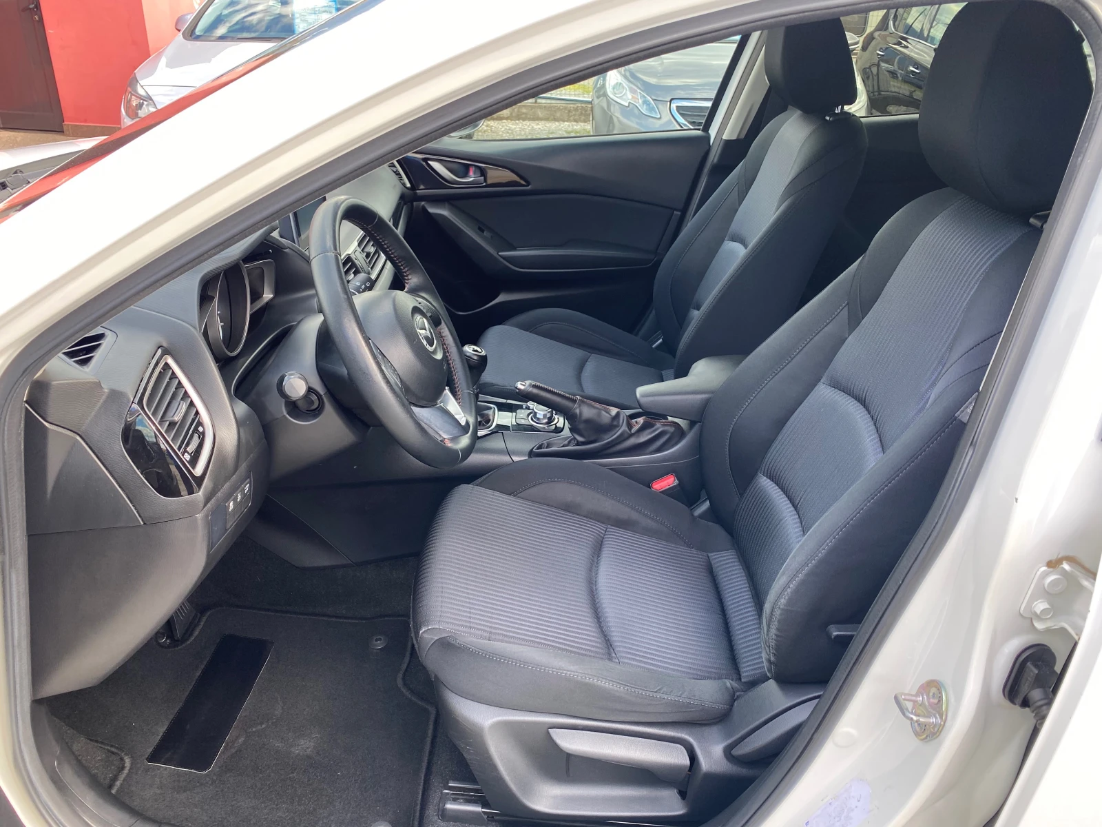 Mazda 3 1.5 DIZEL skyactiv, снимка 10 - Автомобили и джипове - 54135886
