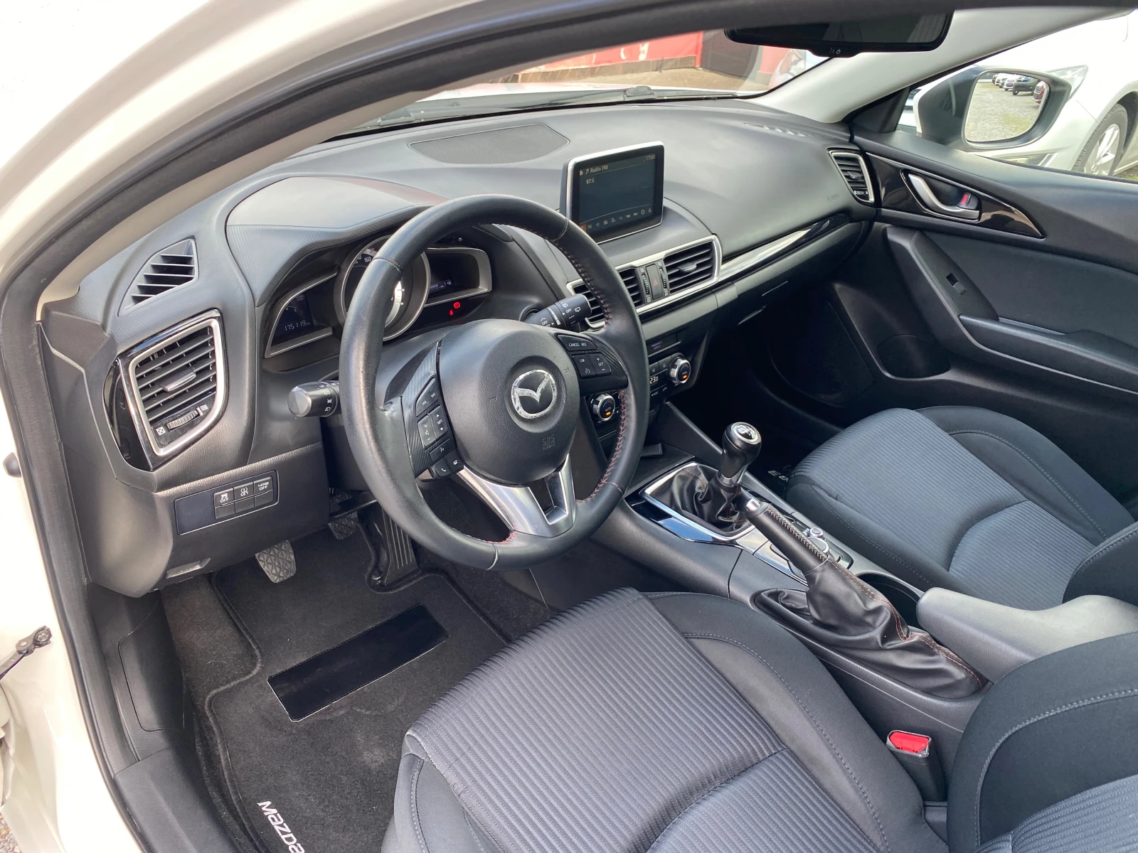 Mazda 3 1.5 DIZEL skyactiv, снимка 9 - Автомобили и джипове - 54135886